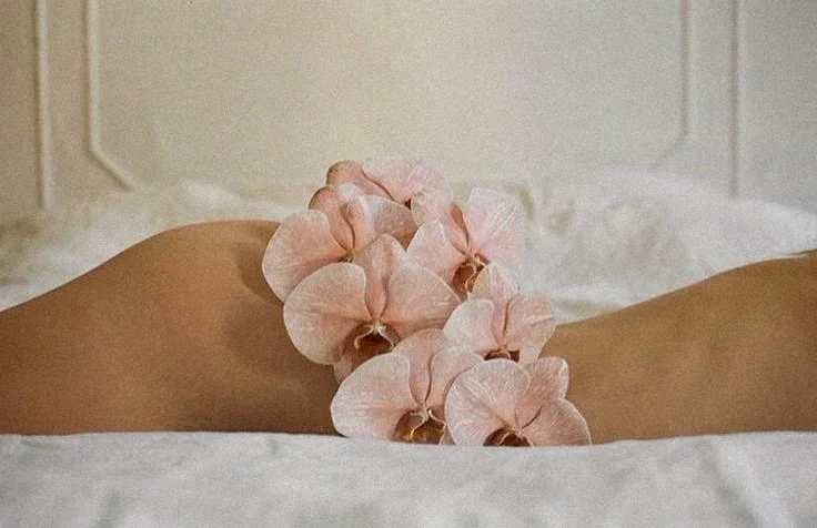 Flores sobre el cuerpo
