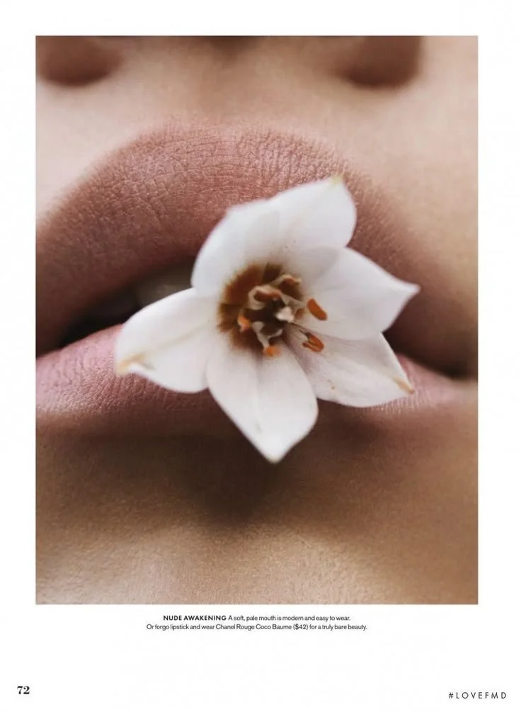 Labios con una flor blanca