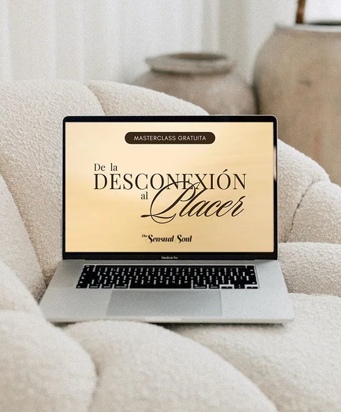 Un portátil sobre un sofá con la masterclass «De la desconexión al placer»